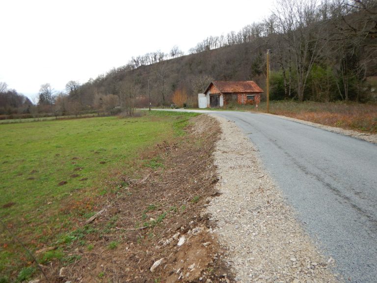 Remobilisation d’un champs d’expansion de crue sur le Mamoul à Cornac – arasement d’une route